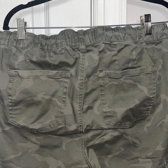 Torrid green camo weekend straight cargo pants Size 1 (14-16) - Picture 8 of 10